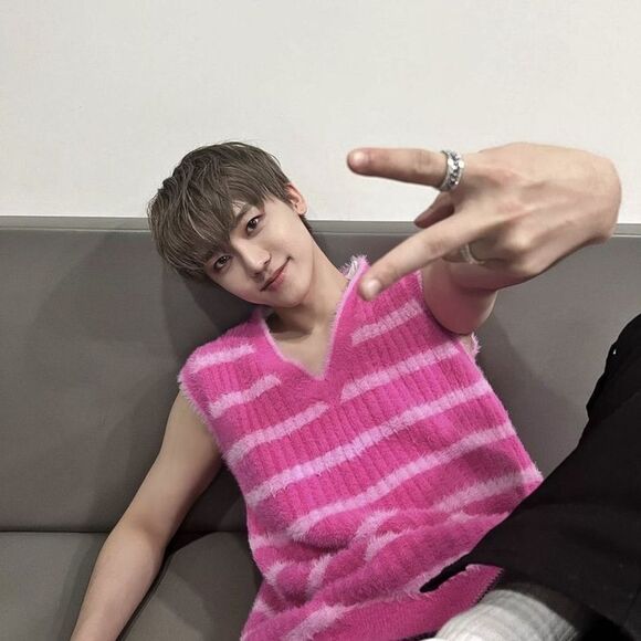 Jacquemus Le Gilet Neve Sweater Vest Sz Small Pink Striped Fuzzy - Picture 2 of 9